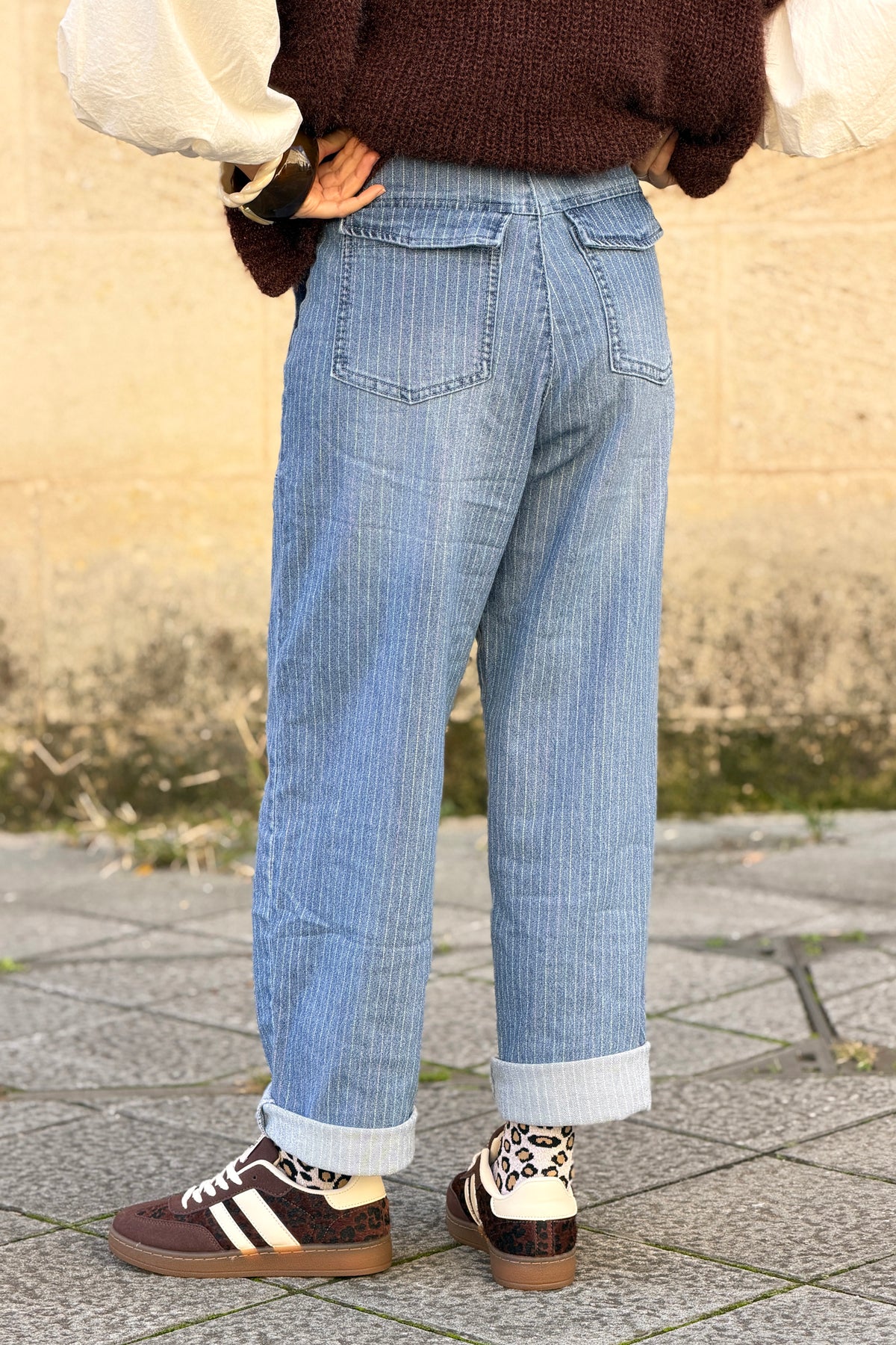 Jean délavé détail rayures fines multicolores poches plaquées
