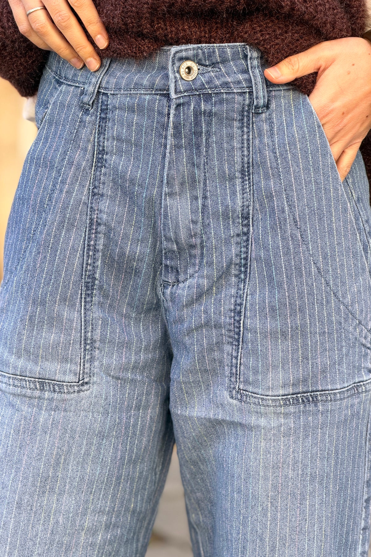Jean délavé détail rayures fines multicolores poches plaquées