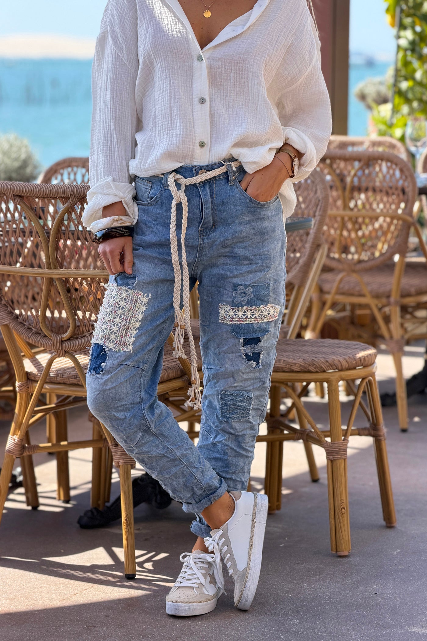 Jean délavé effet usé empiècement broderie et ceinture crochet