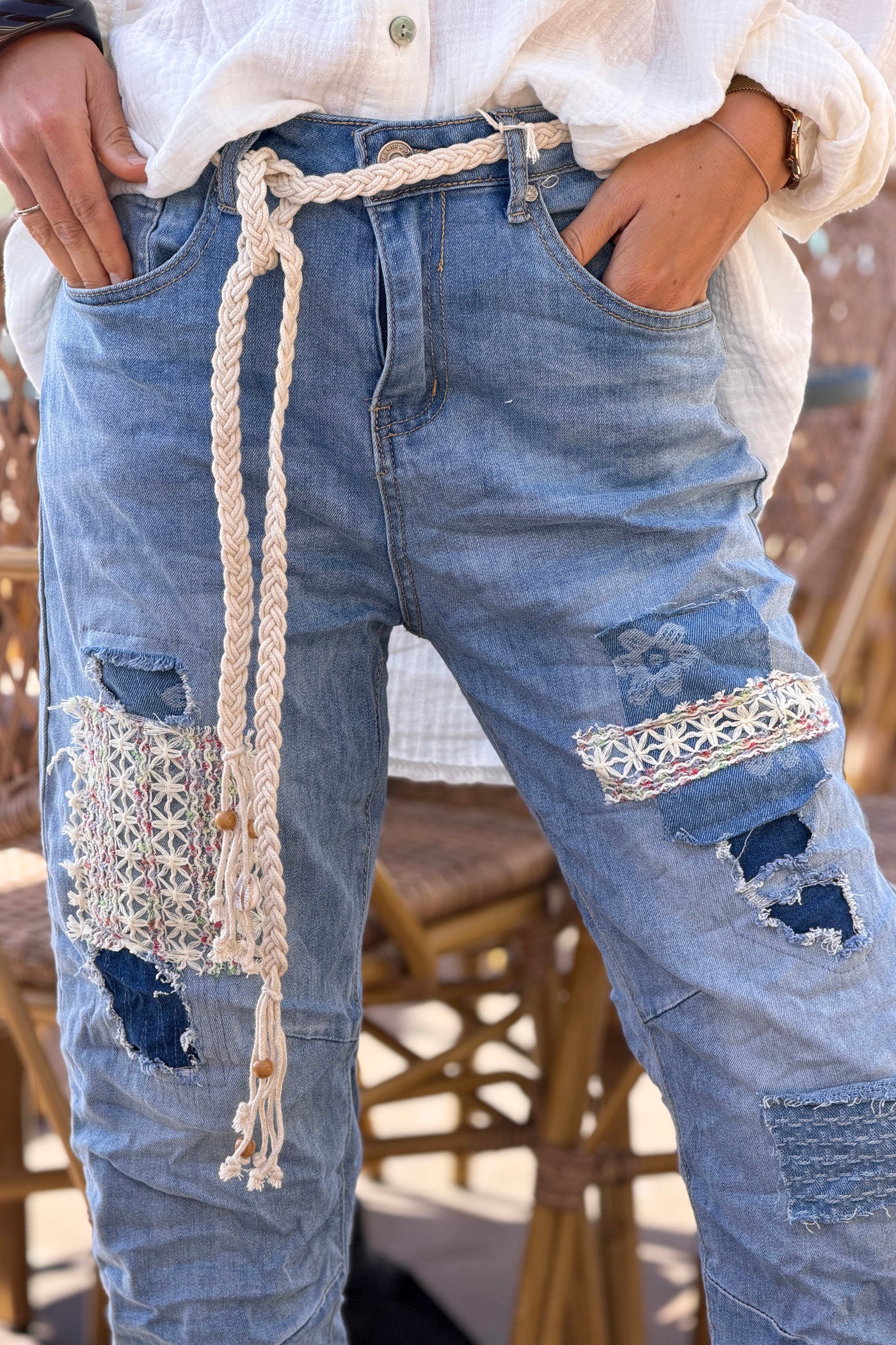 Jean délavé effet usé empiècement broderie et ceinture crochet