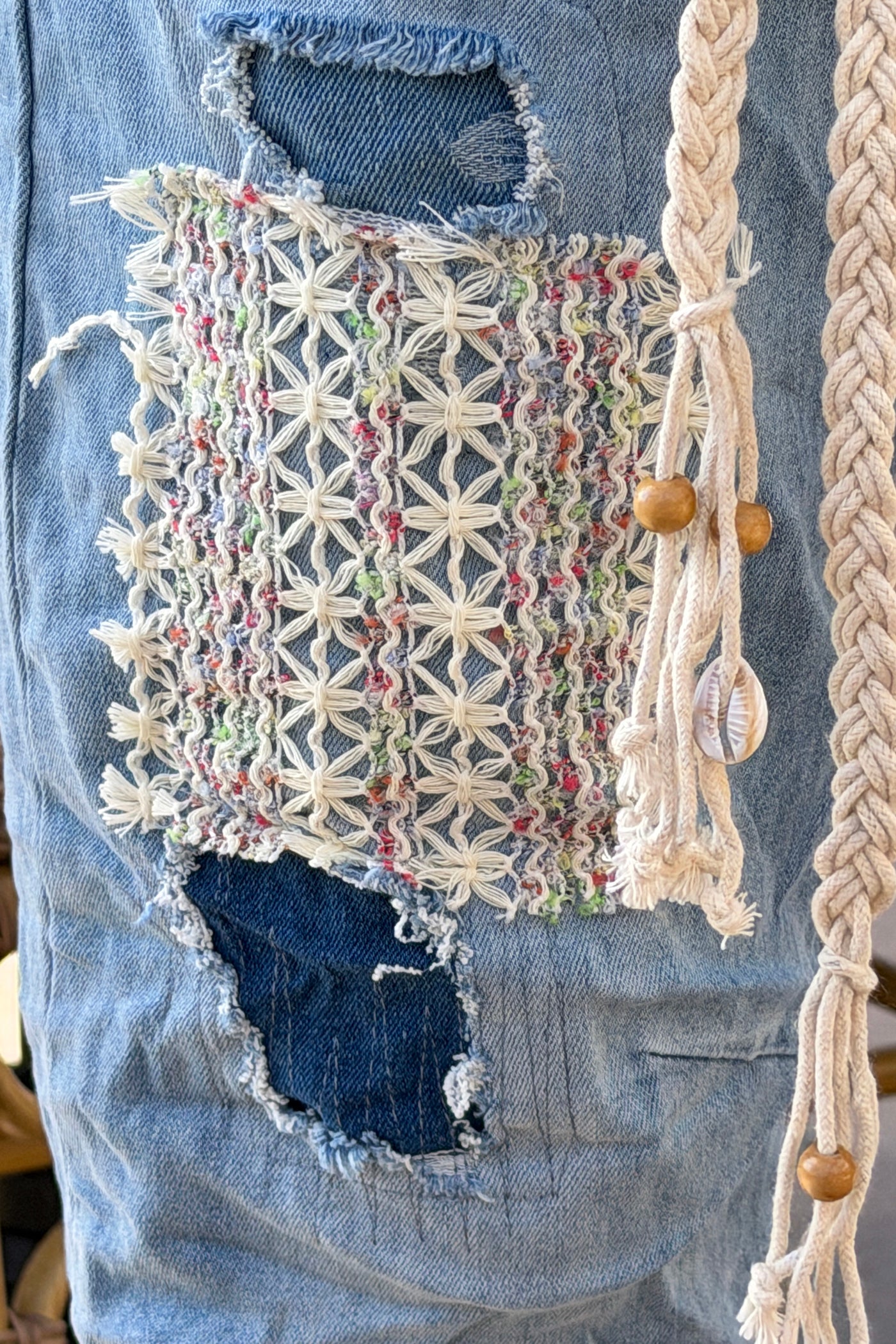 Jean délavé effet usé empiècement broderie et ceinture crochet
