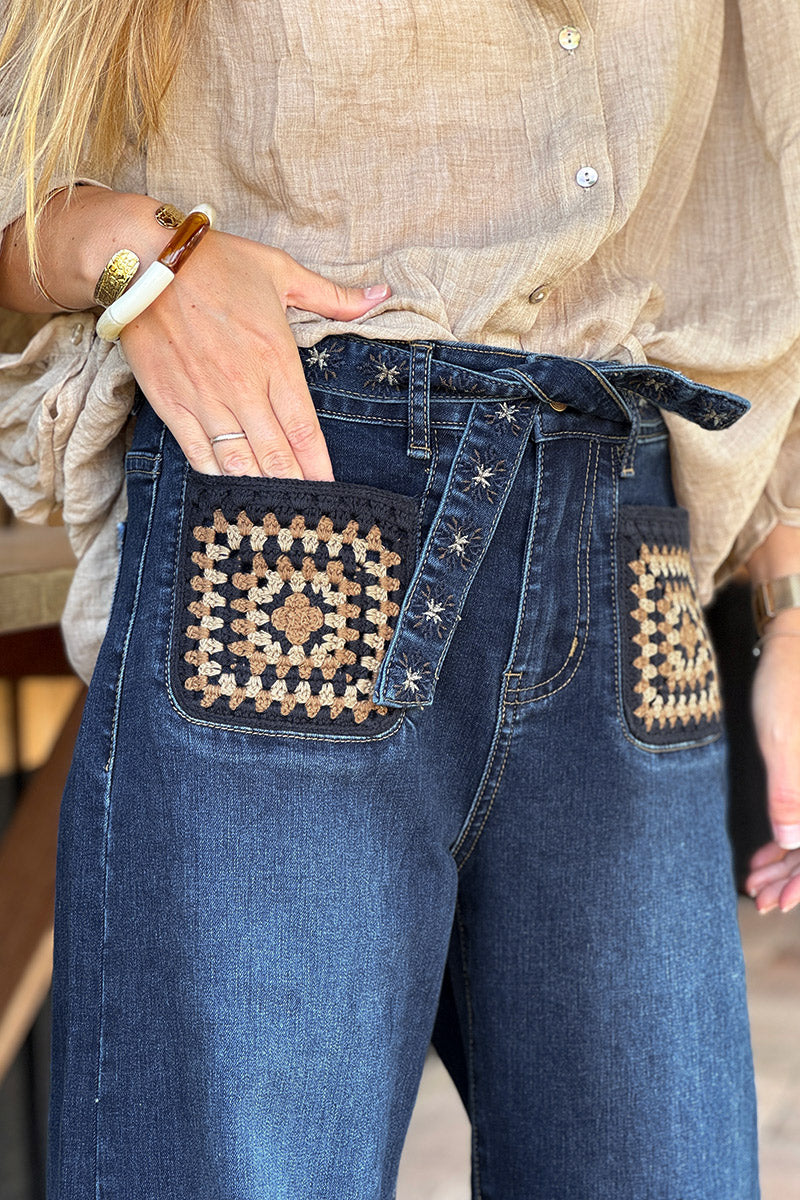 Jean délavé fonce droit large poches plaquées broderie crochet camel
