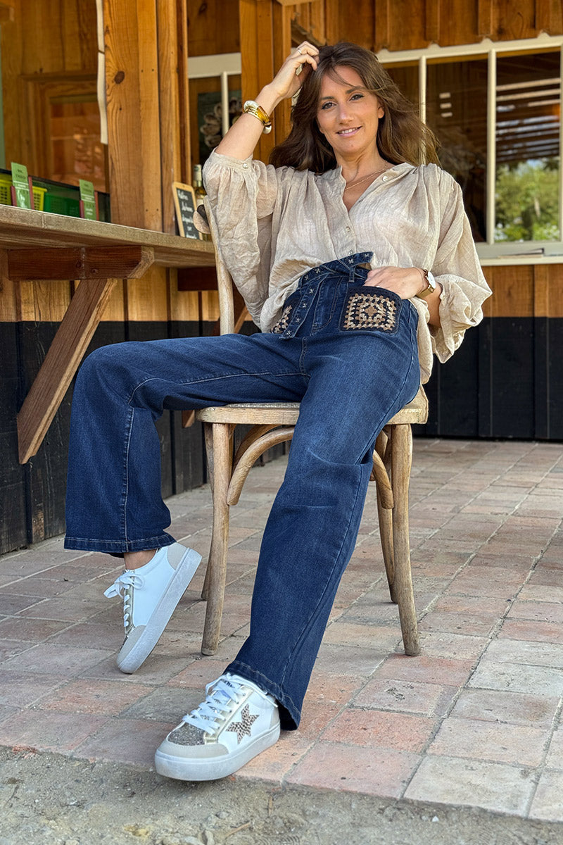 Jean délavé fonce droit large poches plaquées broderie crochet camel