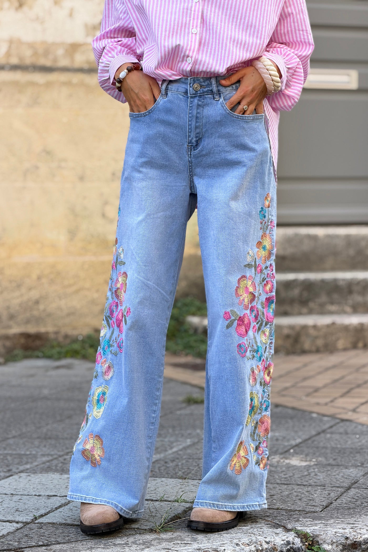 Jean délavé large broderie fleurs colorées taille haute