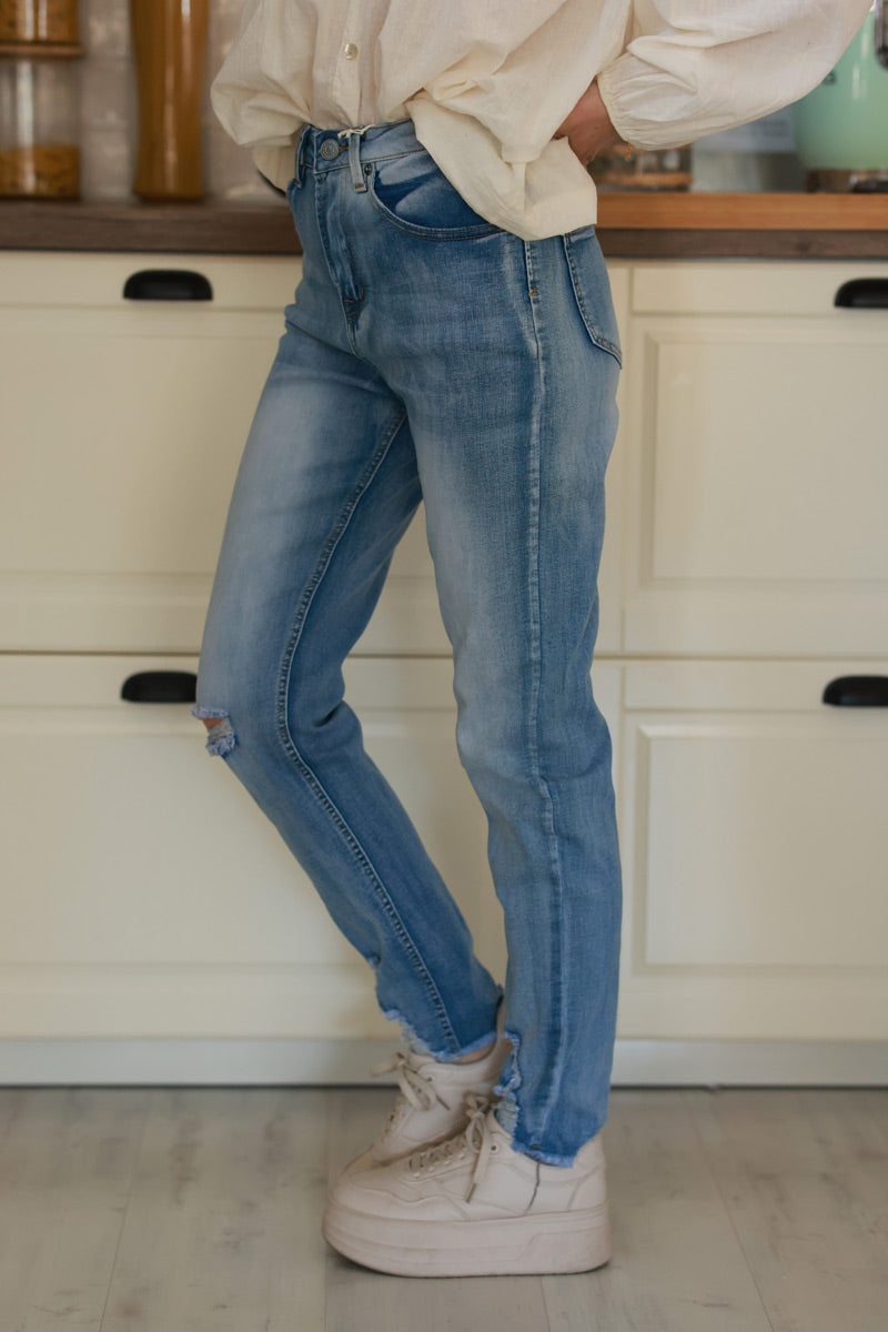 Jean délavé slim effet usé déchiré genou et chevilles
