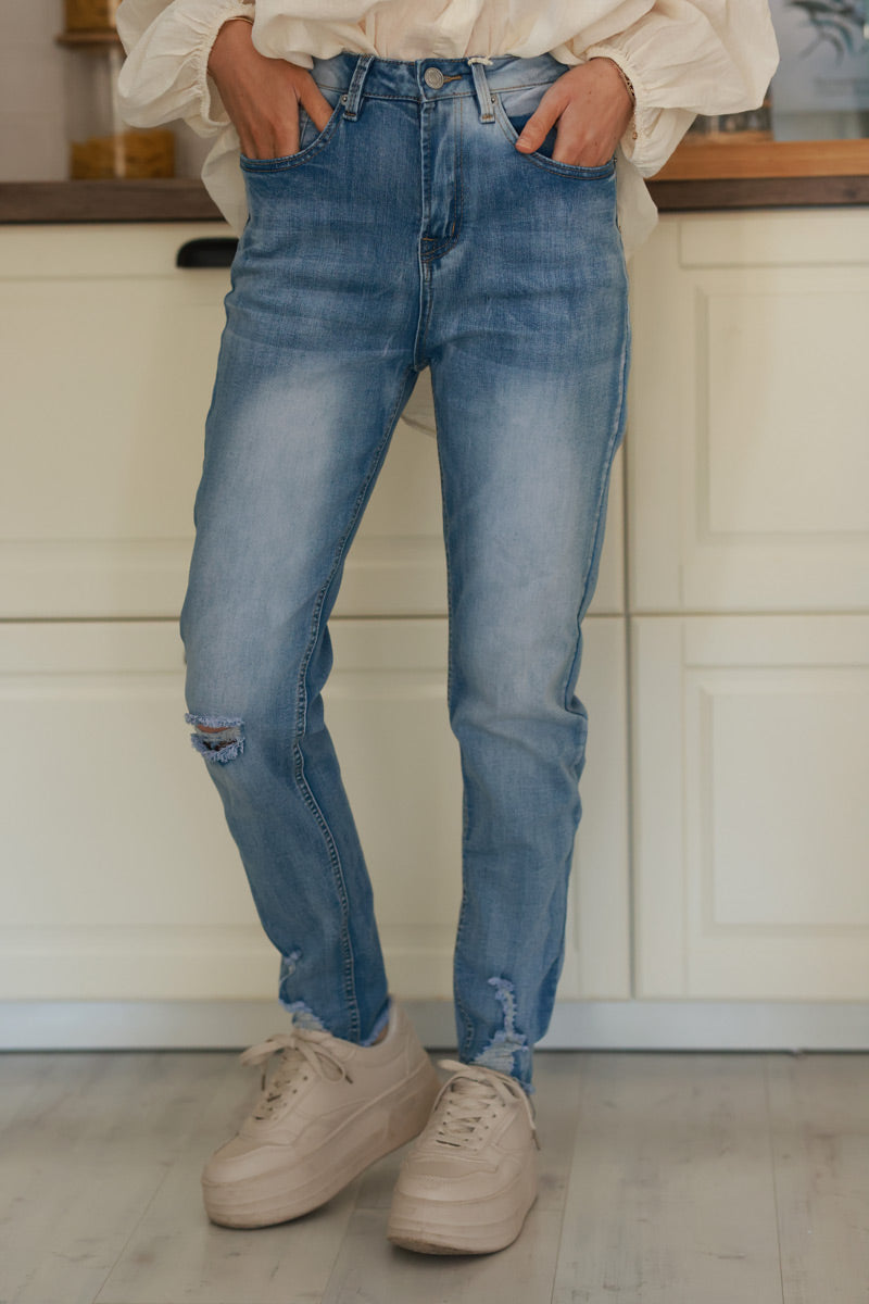Jean délavé slim effet usé déchiré genou et chevilles