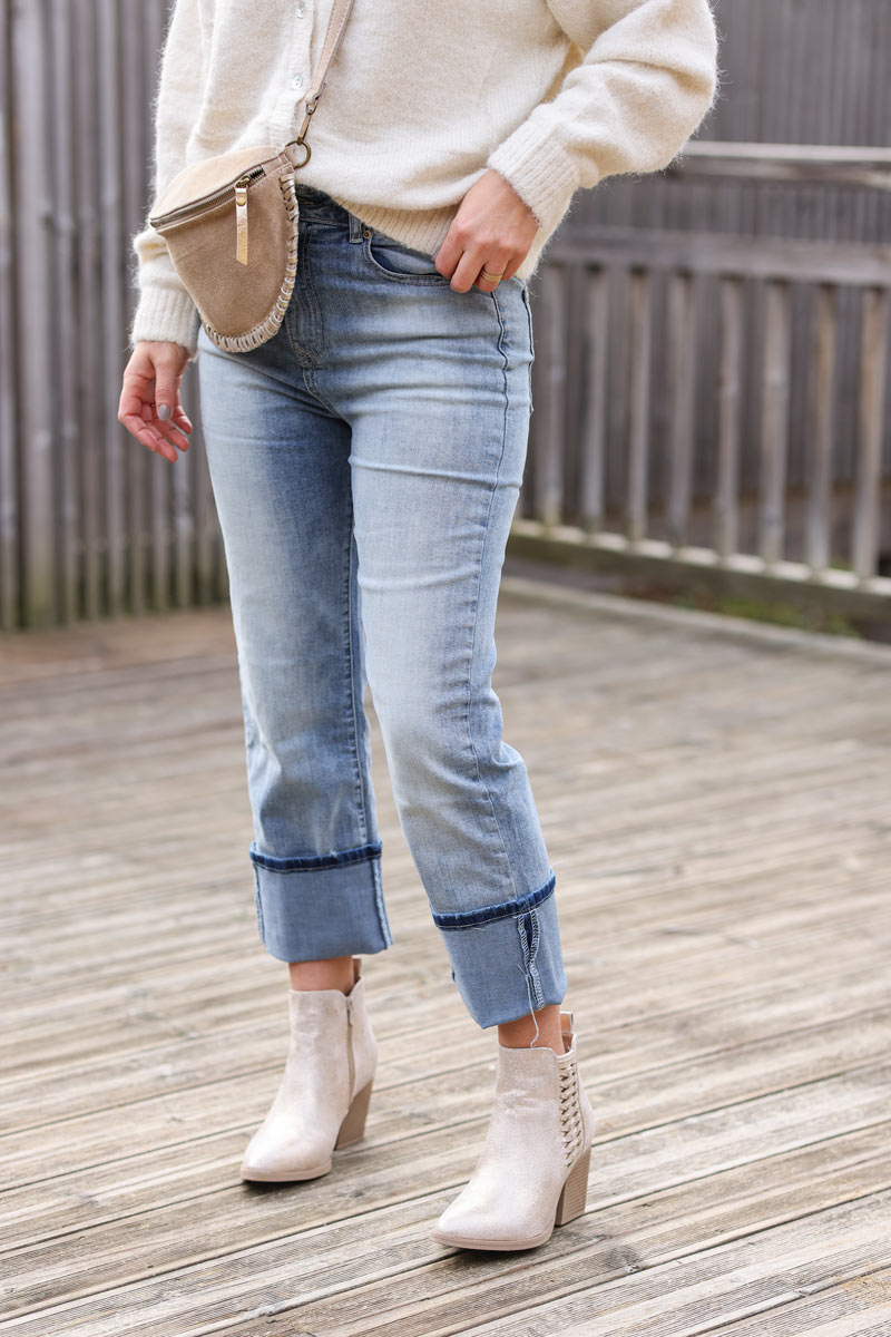 Washed denim blue jeans with a wide leg cut
