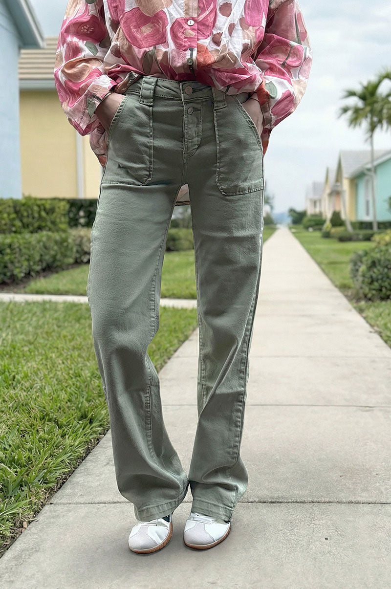 Jean kaki clair droit légèrement évasé poches plaquées double boutons