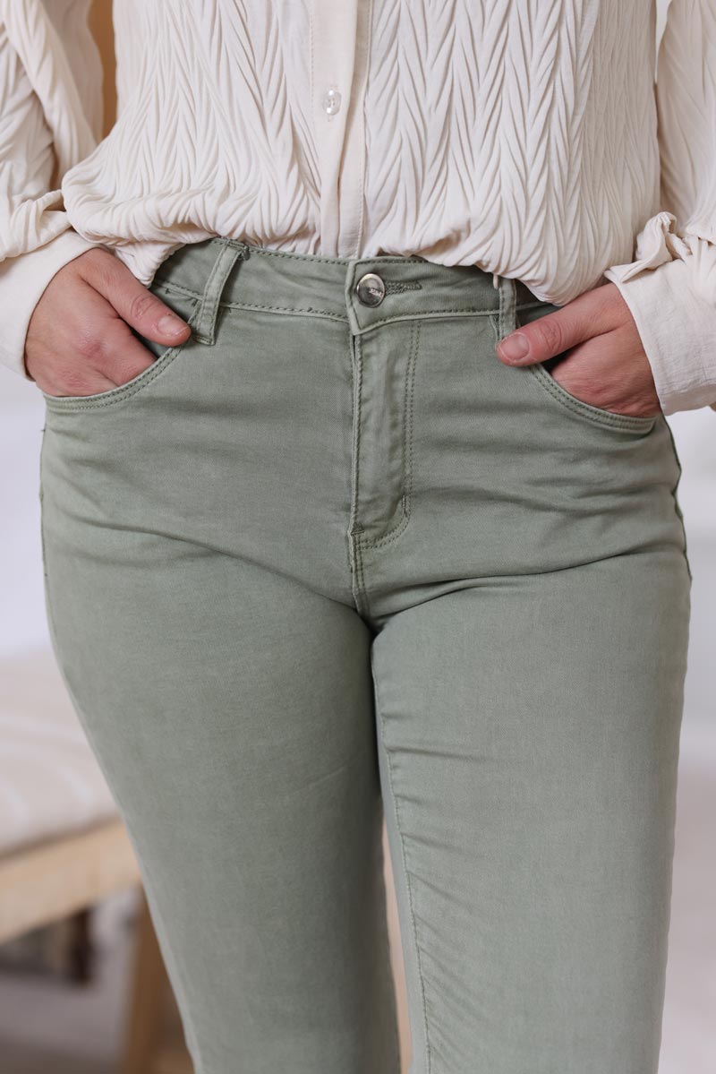 Jean kaki slim et stretch fendu a la cheville H011 (1)