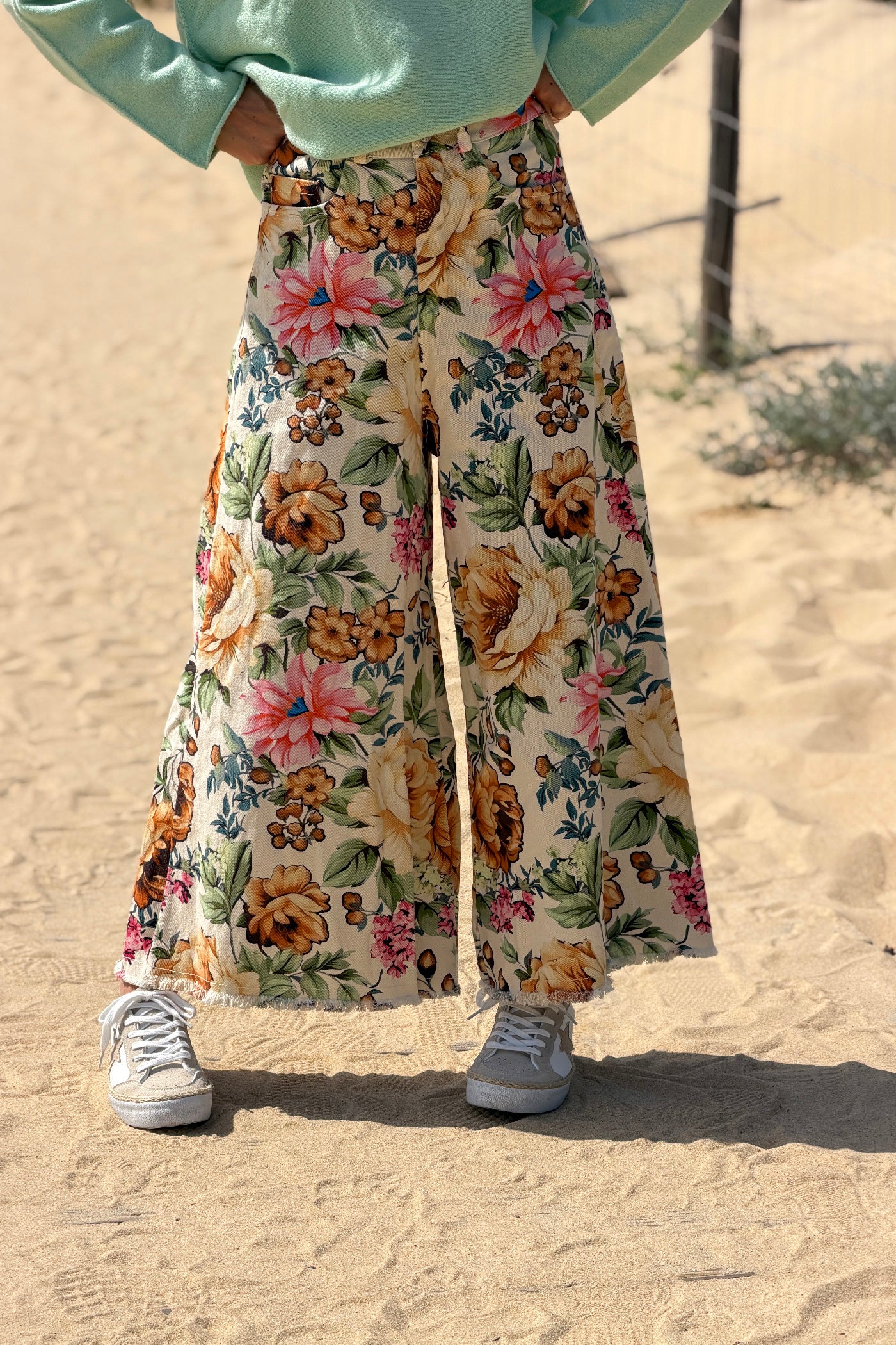 Jean large wide leg beige avec finitions petites franges et motif fleurs colorées