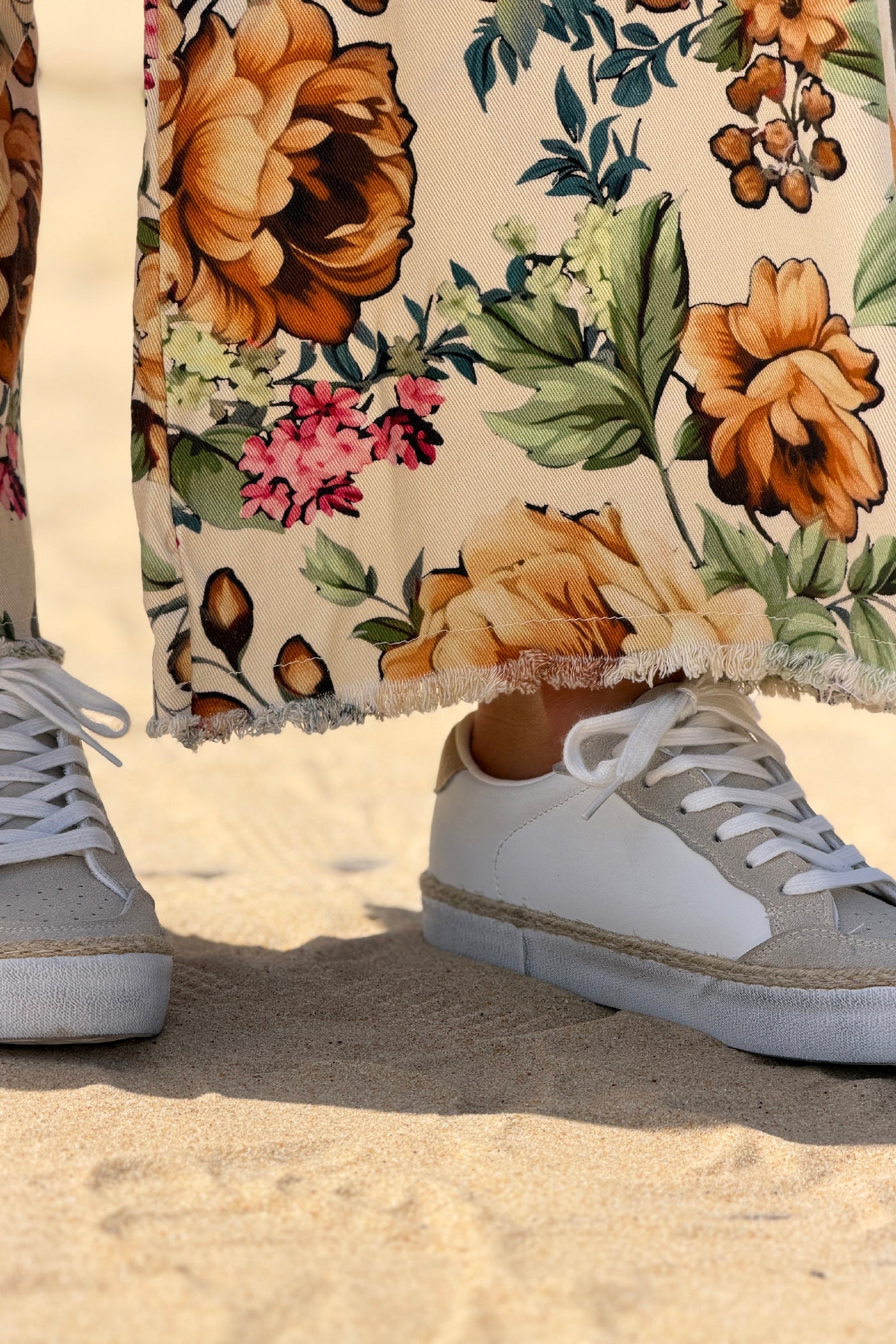 Jean large wide leg beige avec finitions petites franges et motif fleurs colorées