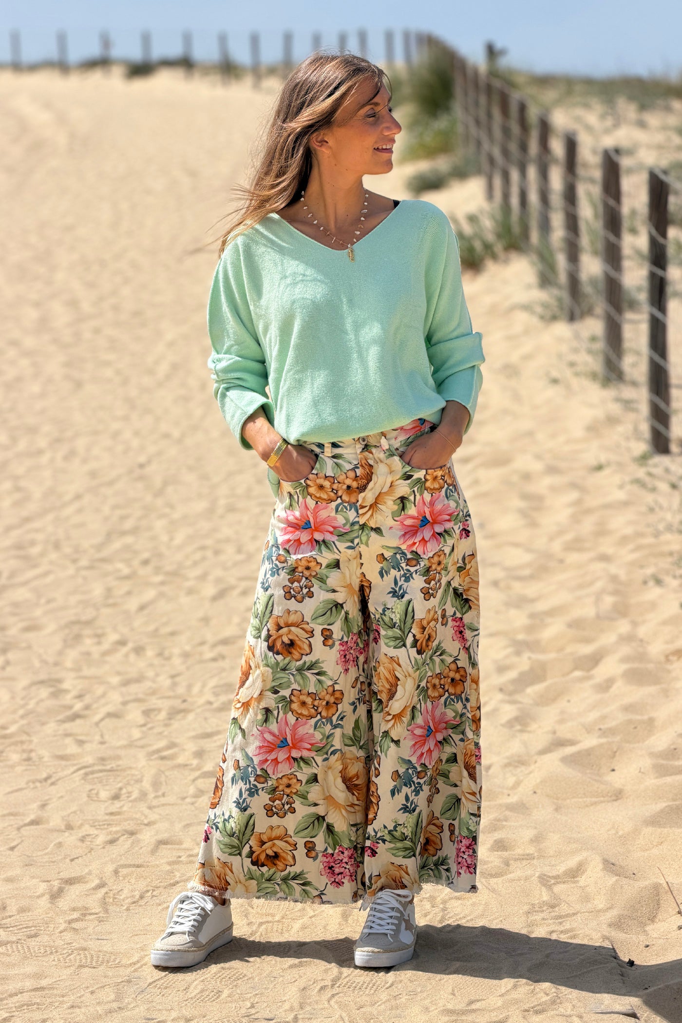 Jean large wide leg beige avec finitions petites franges et motif fleurs colorées