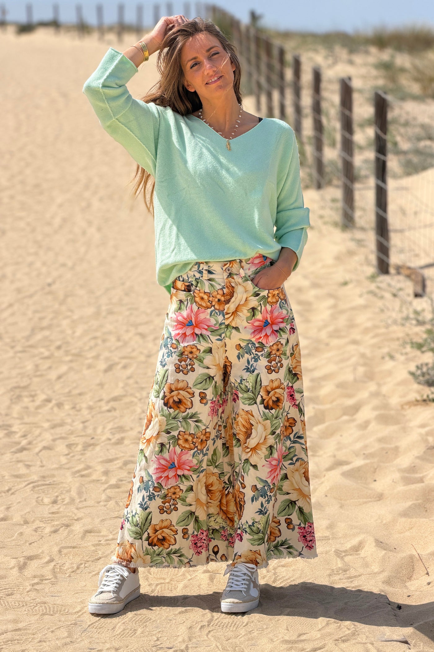 Jean large wide leg beige avec finitions petites franges et motif fleurs colorées