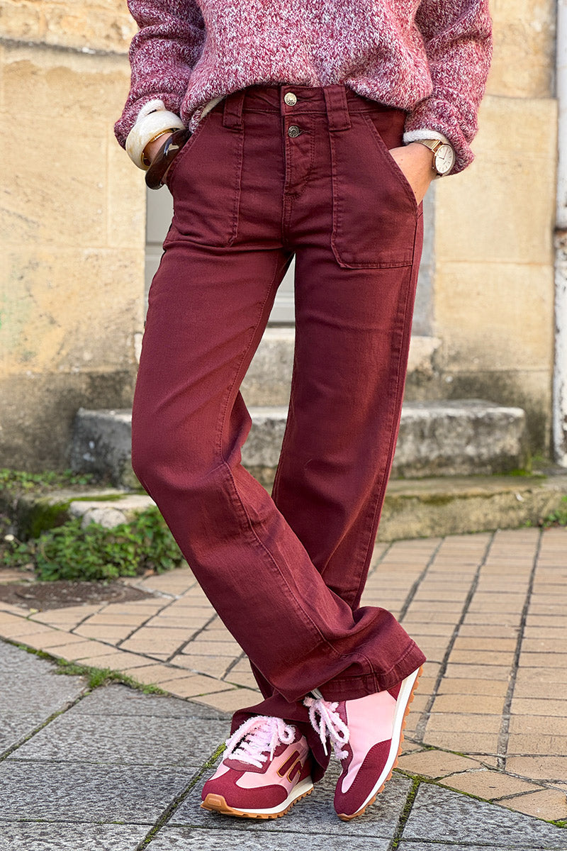 Jean lie de vin droit légèrement évasé poches plaquées double boutons