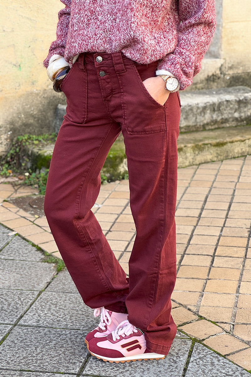Jean lie de vin droit légèrement évasé poches plaquées double boutons