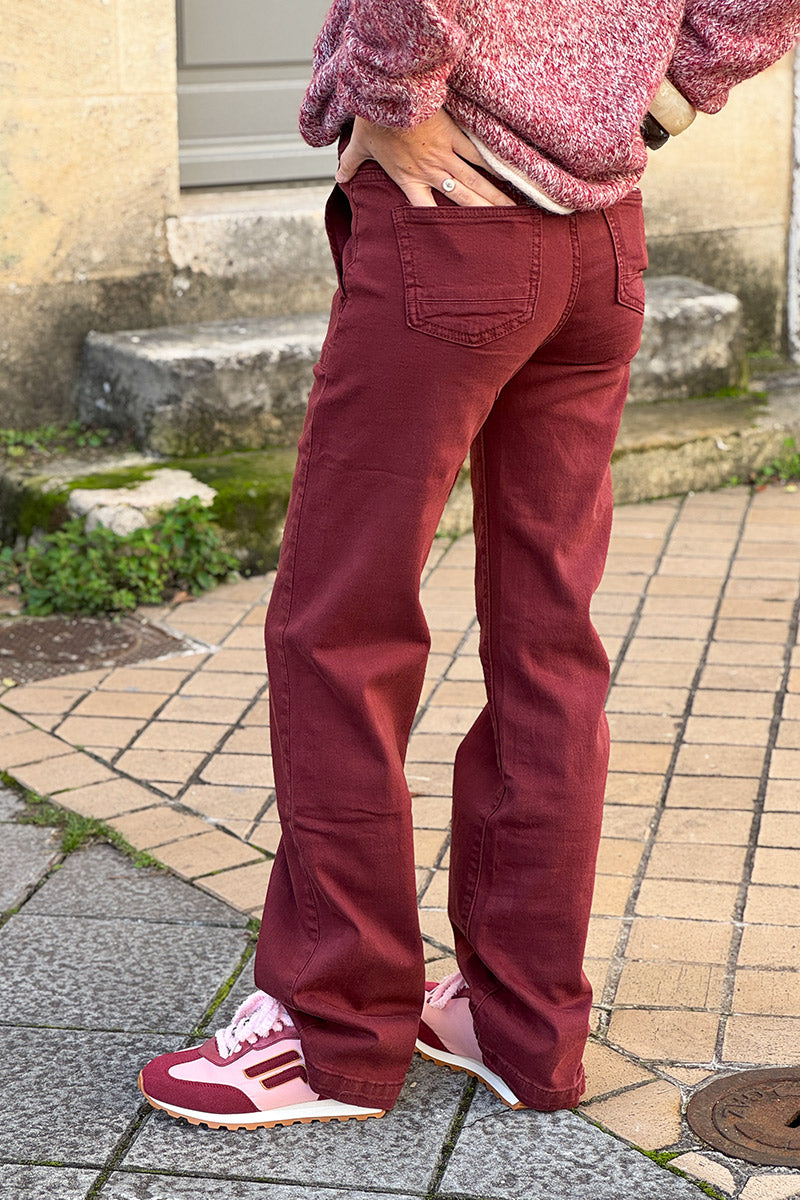 Jean lie de vin droit légèrement évasé poches plaquées double boutons