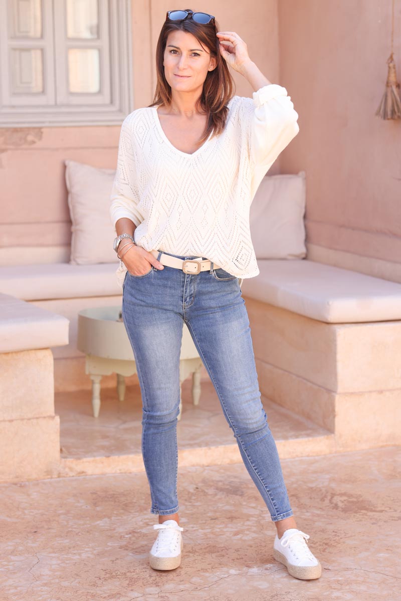 Vaqueros push up descoloridos de corte entallado con abertura en el tobillo