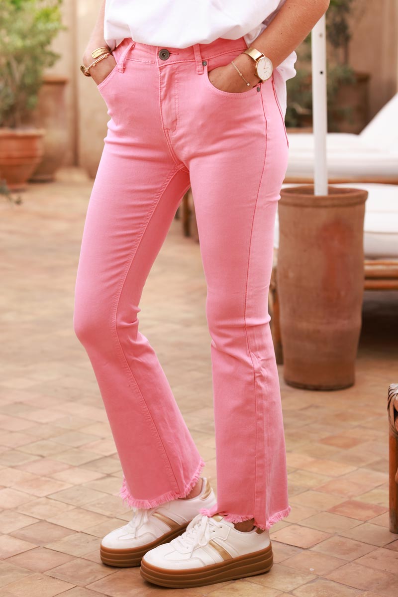 Jean rose coupe flare stretch cropped détail effiloché