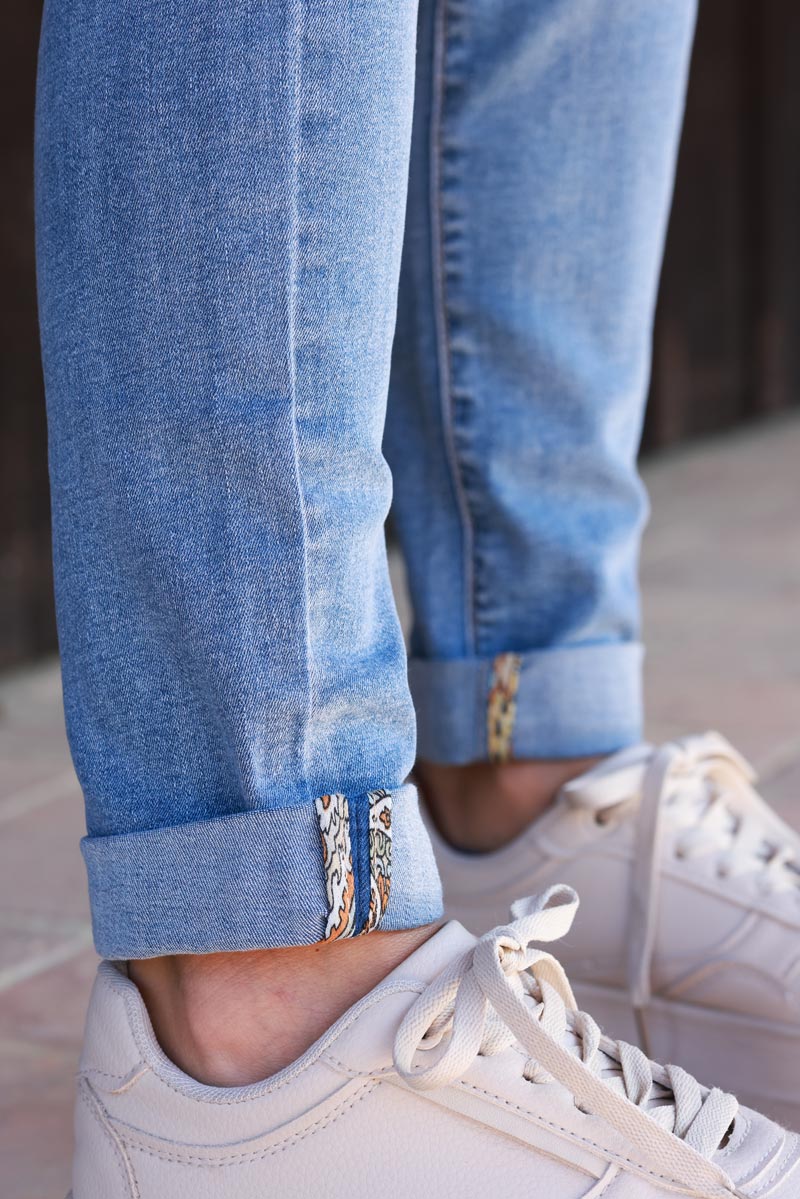 Vaqueros slim lavados con detalles estampados, puños y cinturón tipo pañuelo.