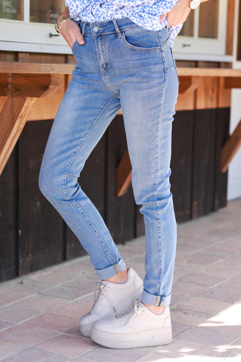 Jean slim délavé détail imprimé revers et ceinture foulard