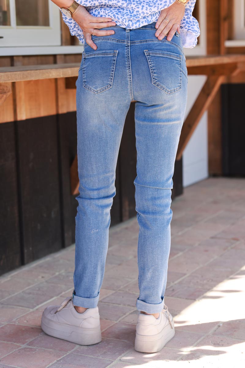 Vaqueros slim lavados con detalles estampados, puños y cinturón tipo pañuelo.