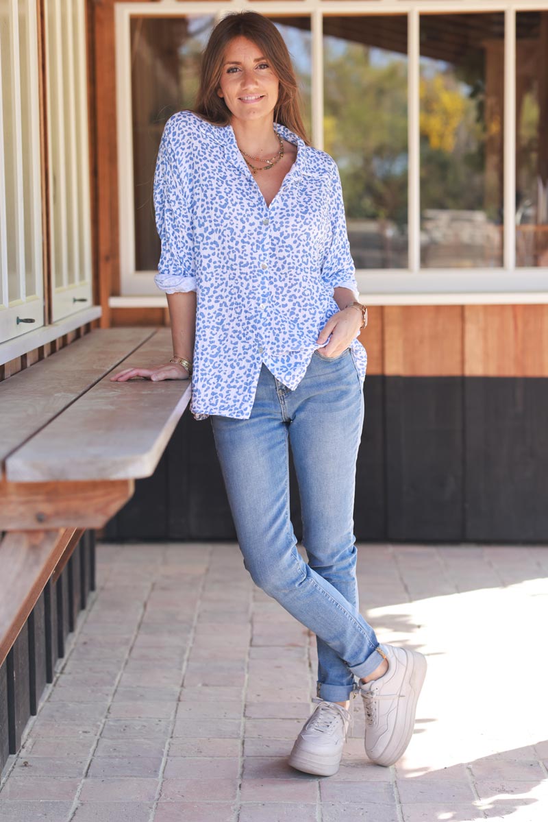 Vaqueros slim lavados con detalles estampados, puños y cinturón tipo pañuelo.