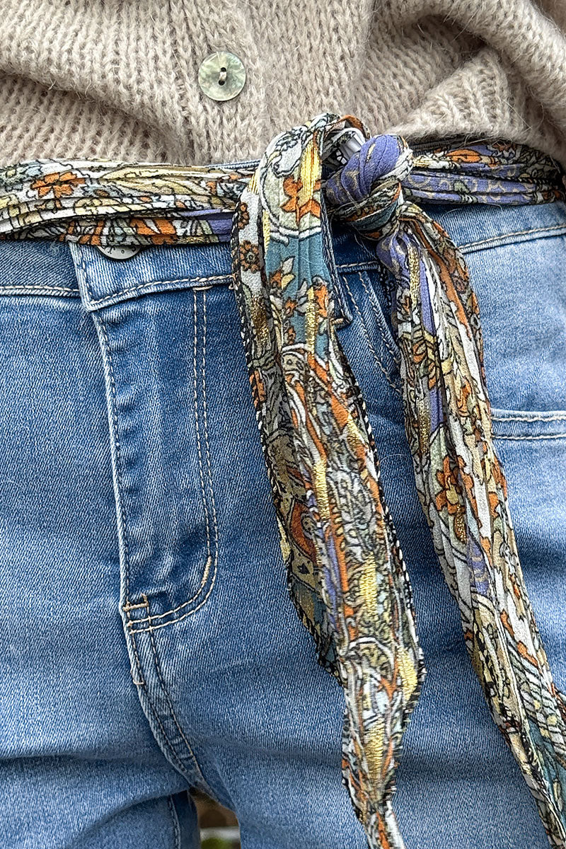 Jean slim délavé détail imprimé revers et ceinture foulard
