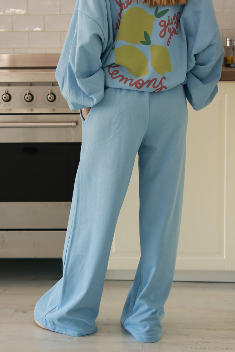 Pantalón de jogging azul cielo de corte amplio y cómodo y cintura elástica con estampado de limones y limones lavados.