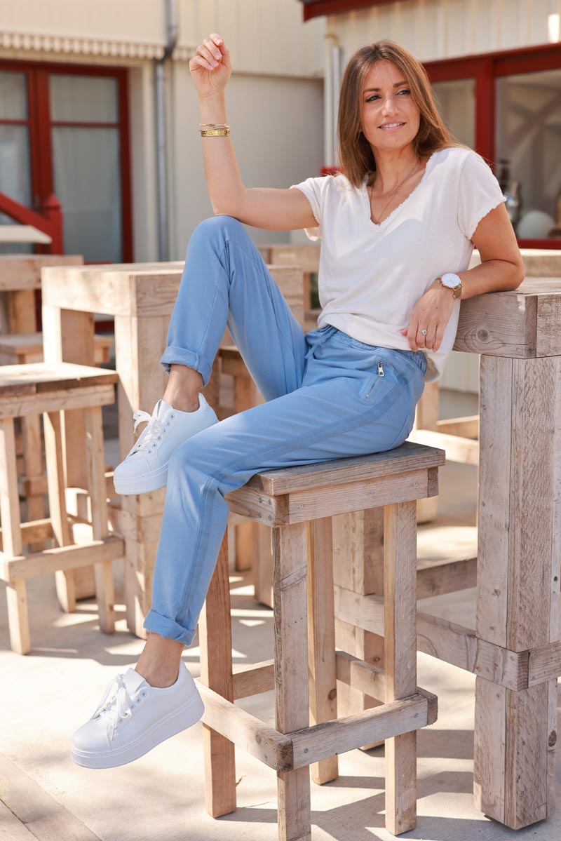 Jogging bleu jean liseré ruban sur le cote poches zip ceinture élastique