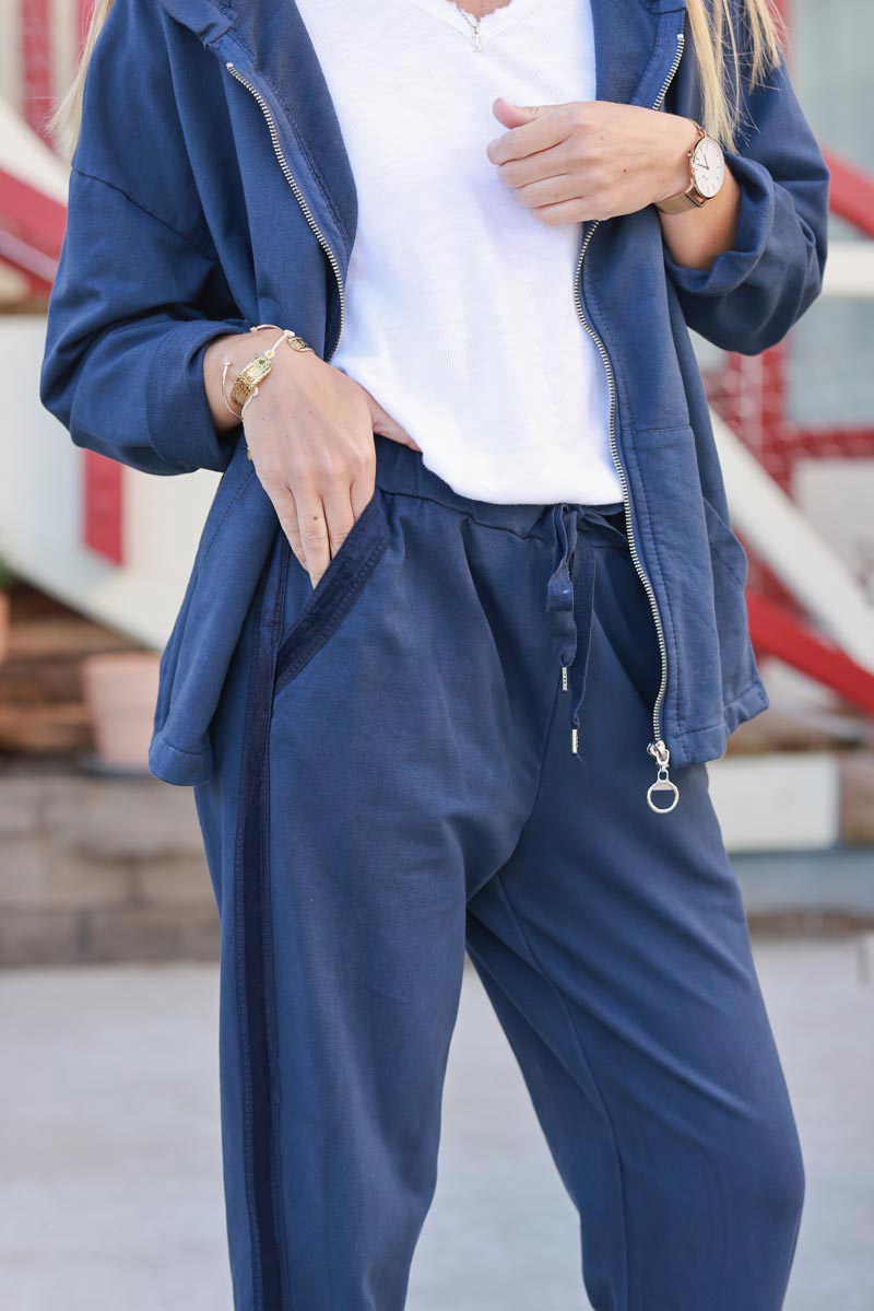 Pantalón de jogging cómodo azul marino con cinturilla elástica y ribete de cinta de raso.