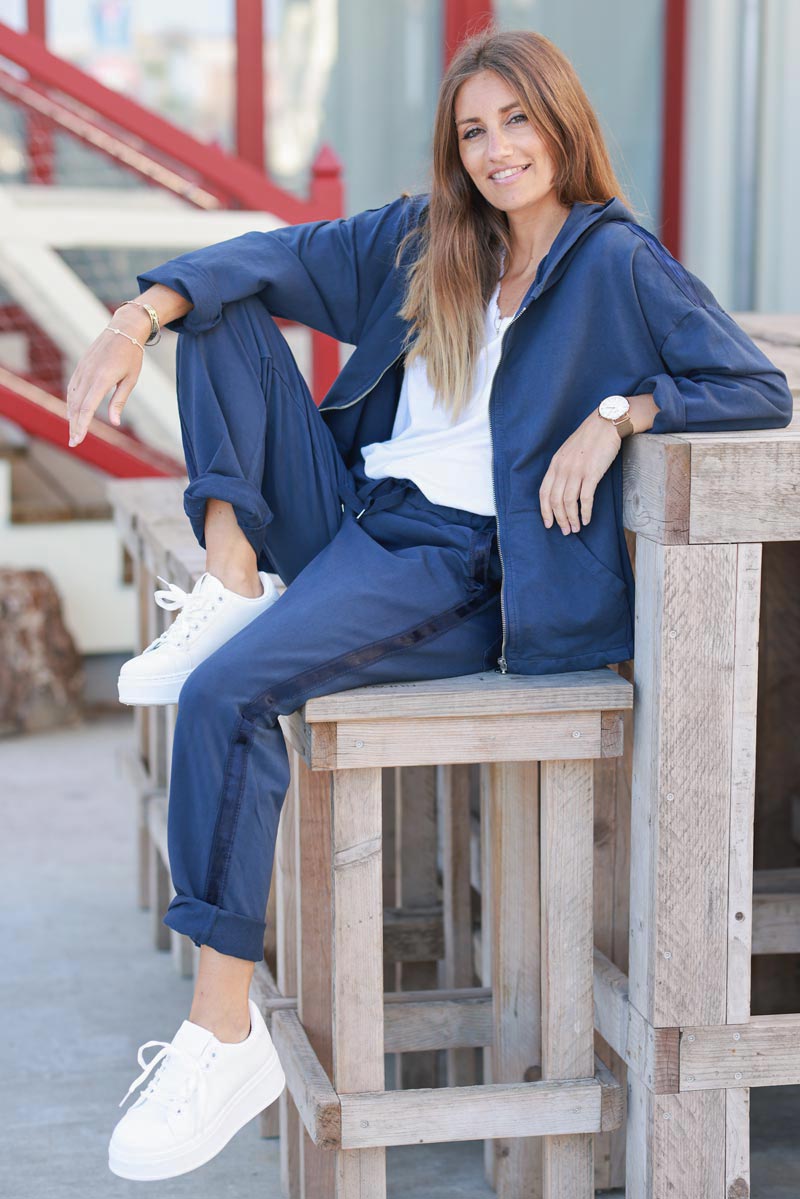 Pantalón de jogging cómodo azul marino con cinturilla elástica y ribete de cinta de raso.
