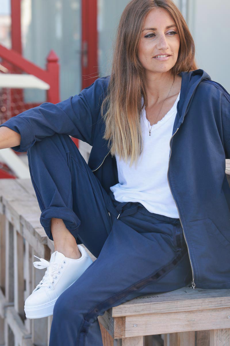 Pantalón de jogging cómodo azul marino con cinturilla elástica y ribete de cinta de raso.