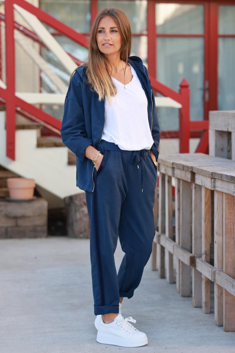 Pantalón de jogging cómodo azul marino con cinturilla elástica y ribete de cinta de raso.
