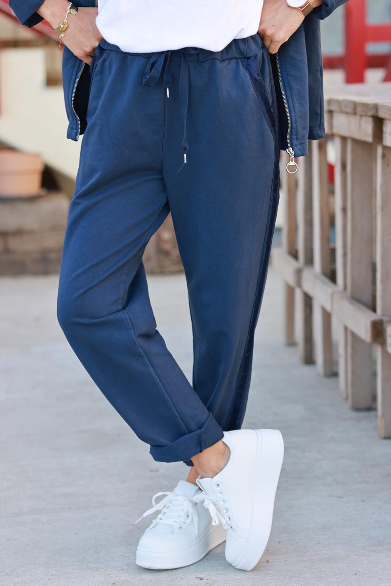 Pantalón de jogging cómodo azul marino con cinturilla elástica y ribete de cinta de raso.