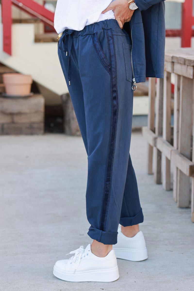 Pantalón de jogging cómodo azul marino con cinturilla elástica y ribete de cinta de raso.