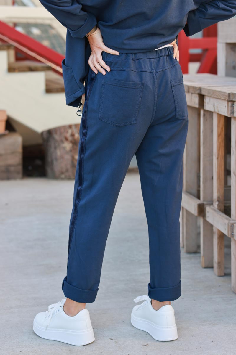 Pantalón de jogging cómodo azul marino con cinturilla elástica y ribete de cinta de raso.