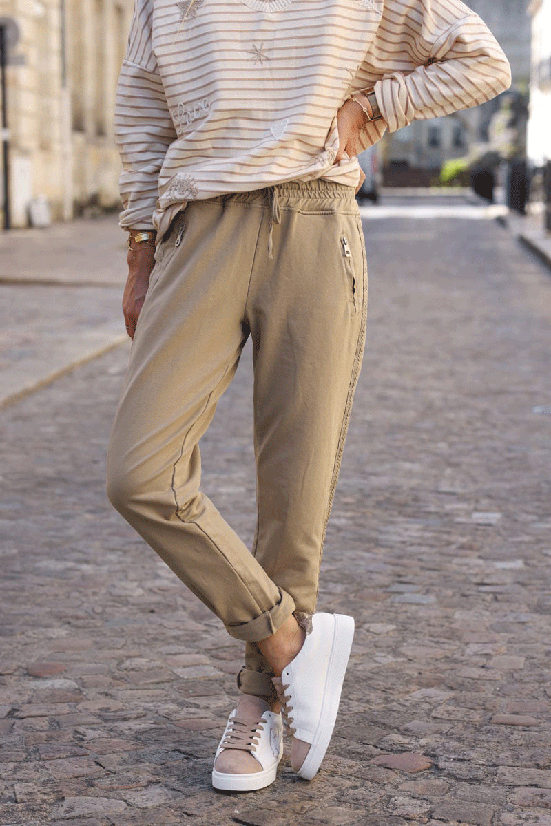 Jogging camel en coton ceinture élastique et poches zips liseré broderie chevrons