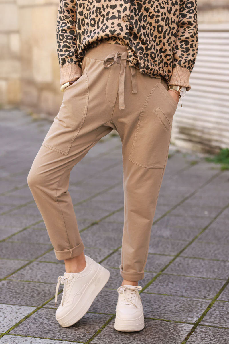 Pantalón jogging urbano camel claro con bolsillos