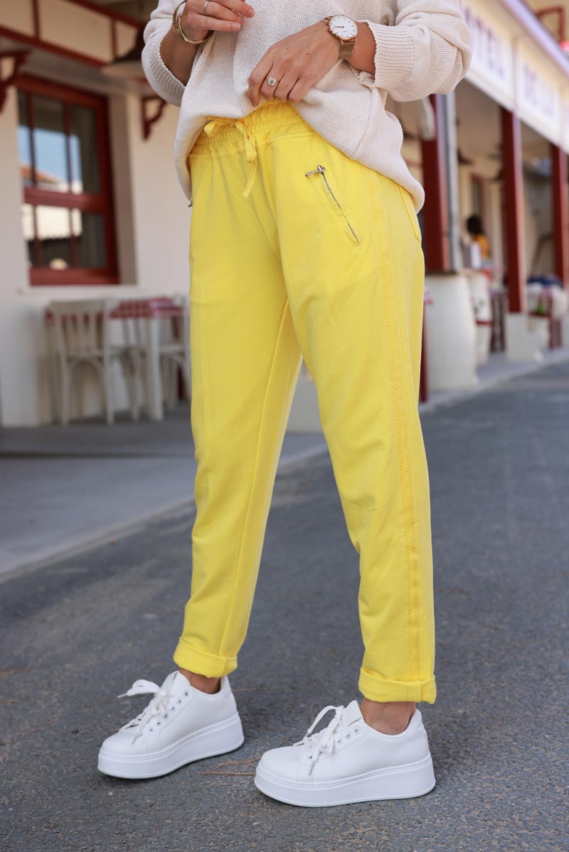 Pantalón de jogging de algodón amarillo con cinturilla elástica y bolsillos con cremallera con ribete de bordado de espiga