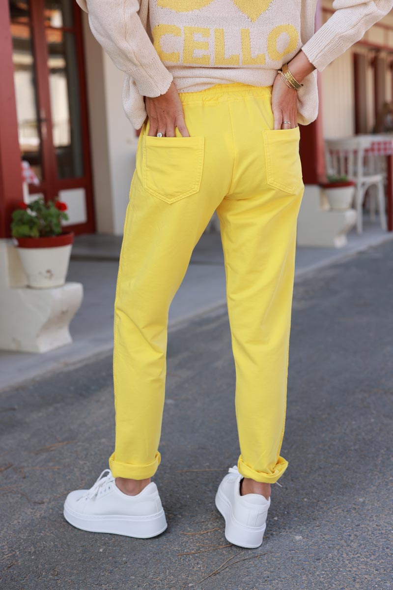 Pantalón de jogging de algodón amarillo con cinturilla elástica y bolsillos con cremallera con ribete de bordado de espiga
