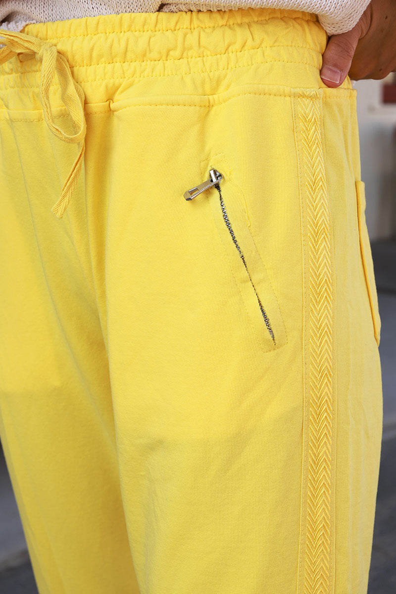 Pantalón de jogging de algodón amarillo con cinturilla elástica y bolsillos con cremallera con ribete de bordado de espiga
