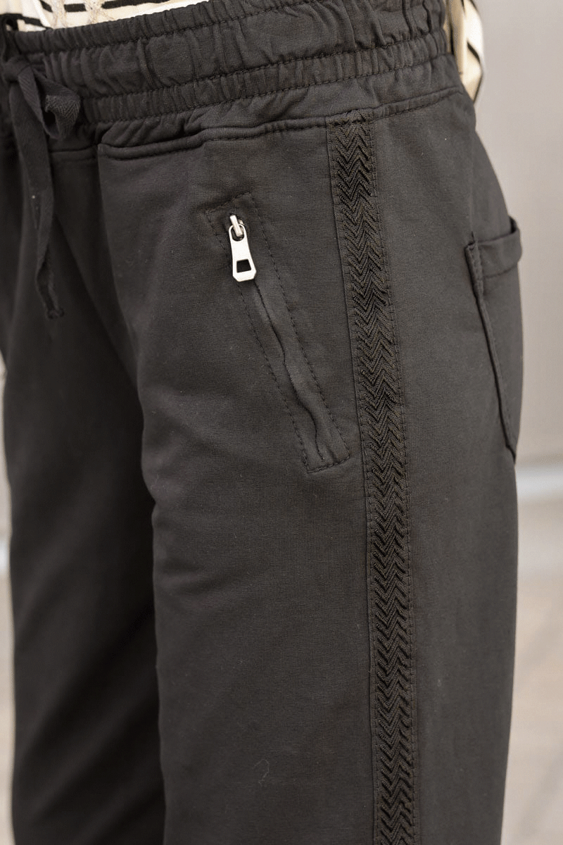 Jogging marron en coton ceinture élastique et poches zips liseré broderie chevrons
