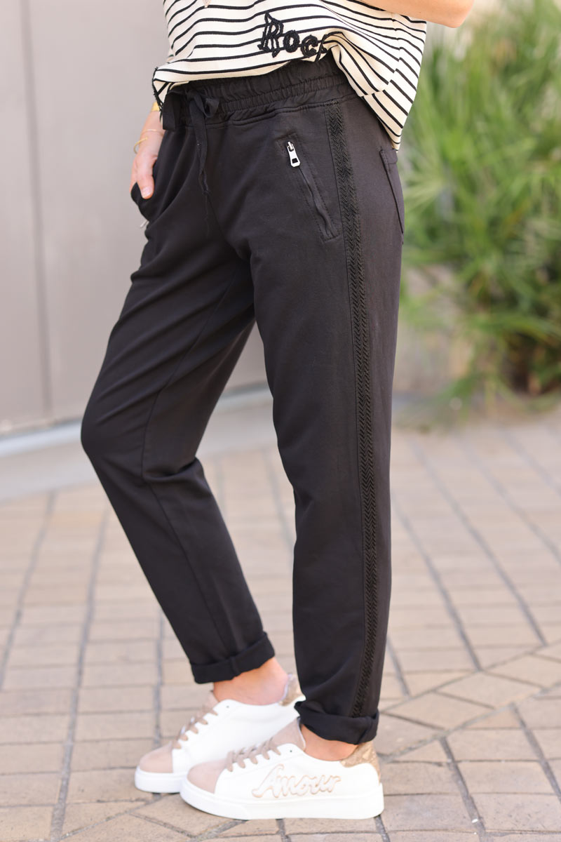 Jogging noir en coton ceinture elastique et poches zips lisere broderie chevrons H114 (1)