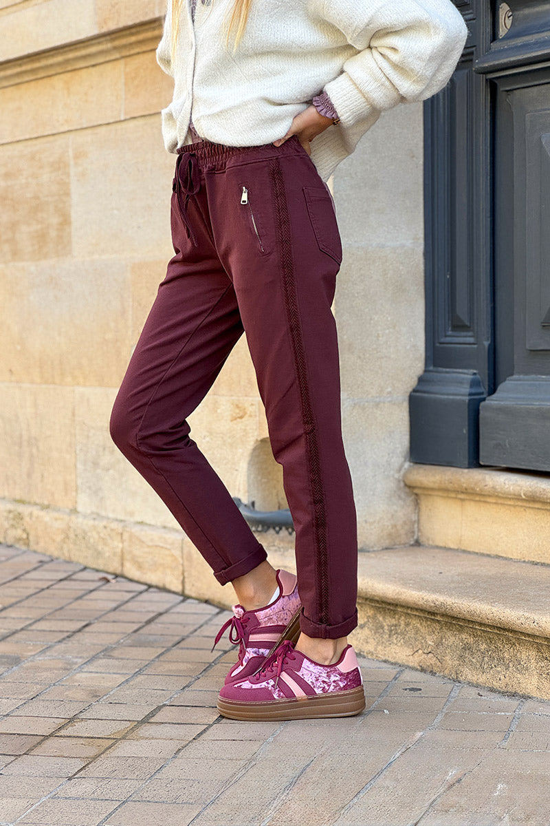 Jogging rouge bordeaux en coton ceinture élastique et poches zips liseré broderie chevrons
