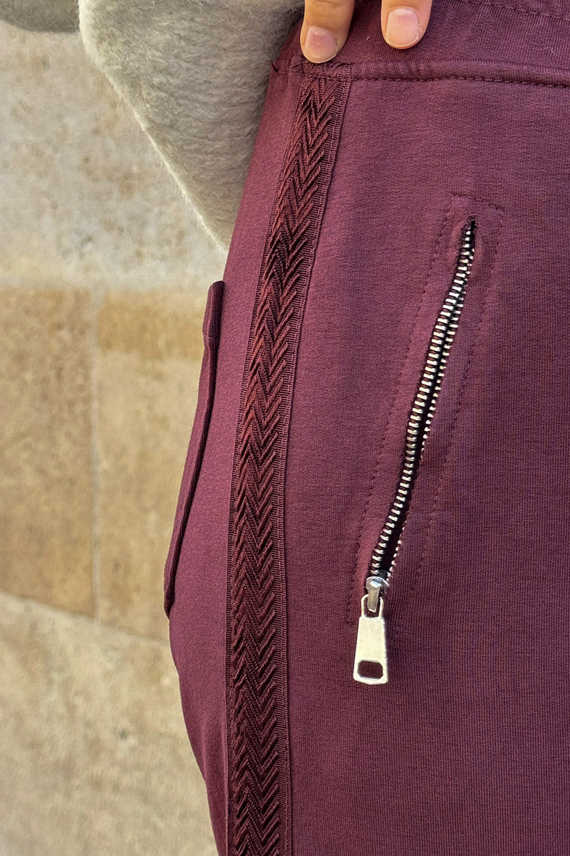 Jogging rouge bordeaux en coton ceinture élastique et poches zips liseré broderie chevrons