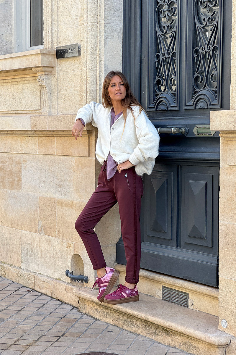 Jogging rouge bordeaux en coton ceinture élastique et poches zips liseré broderie chevrons