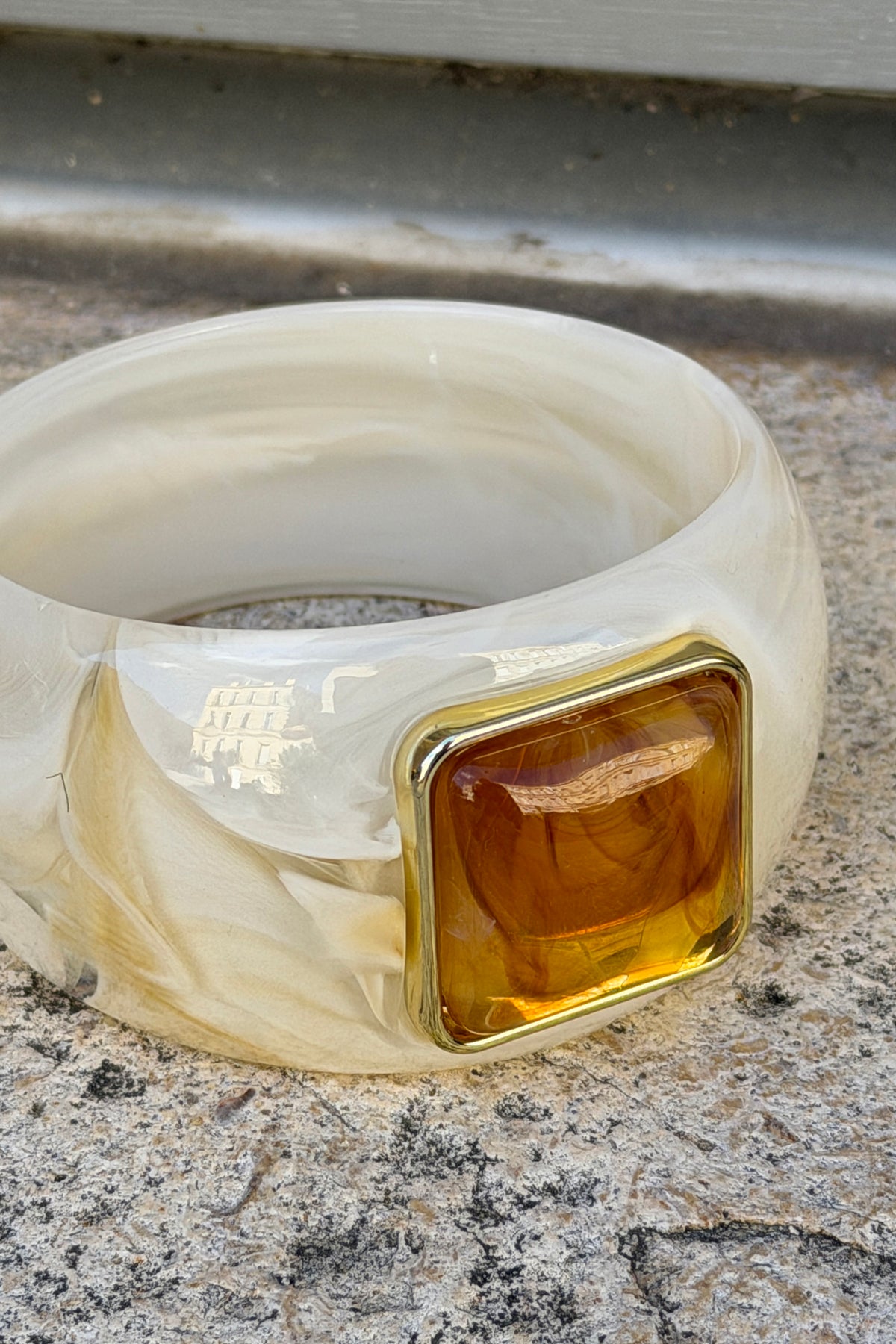 Jonc blanc casse en résine marbrée détail cabochon ambre