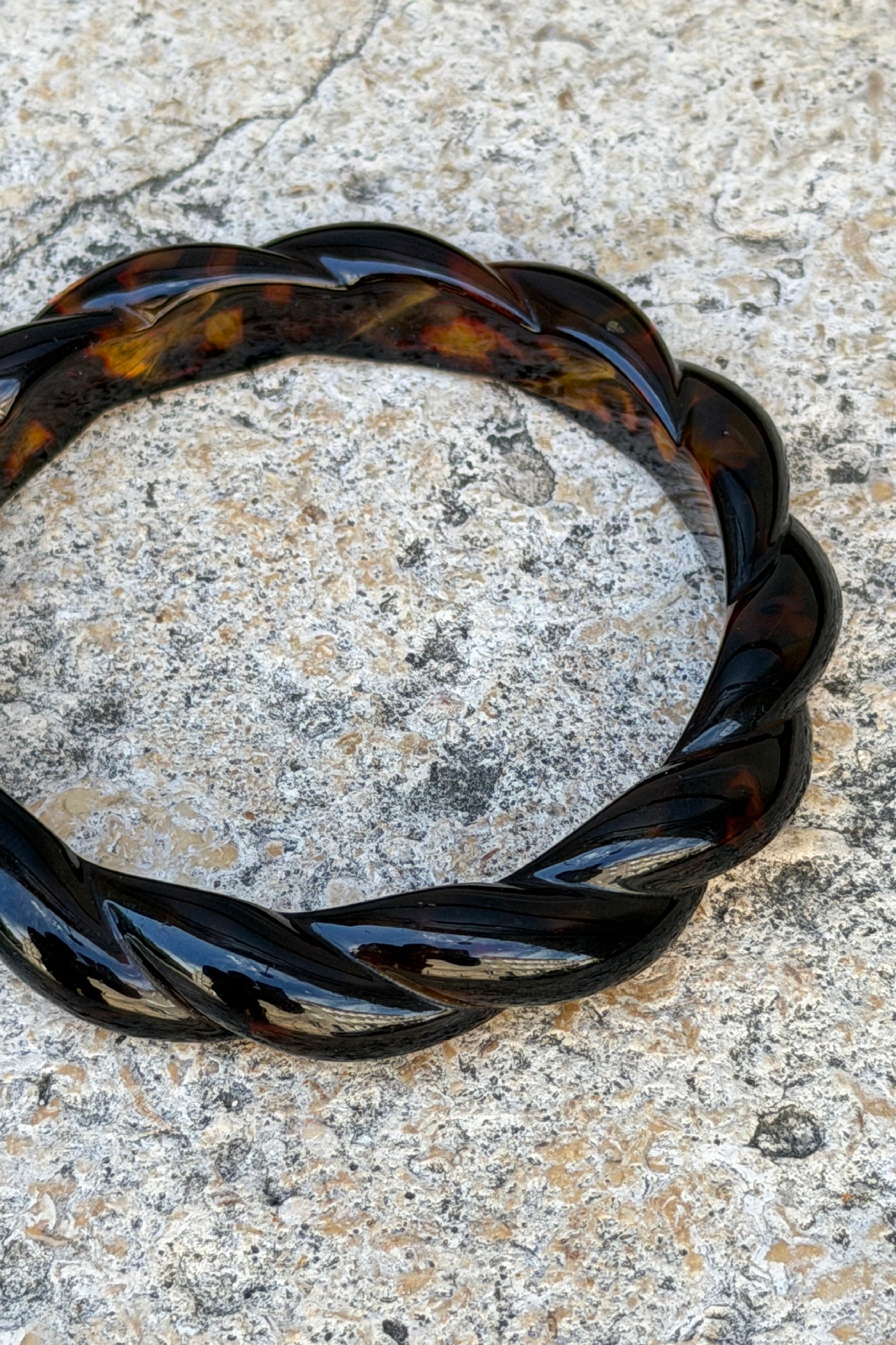 Jonc en résine torsadé marron écaille effet marbré