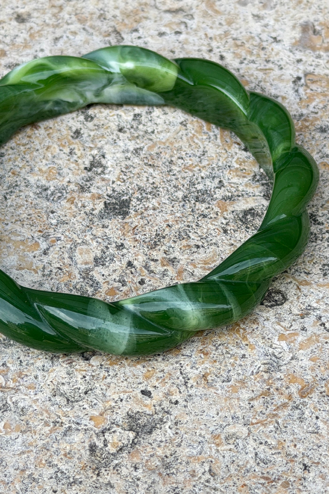 Jonc en résine torsadé vert effet marbré