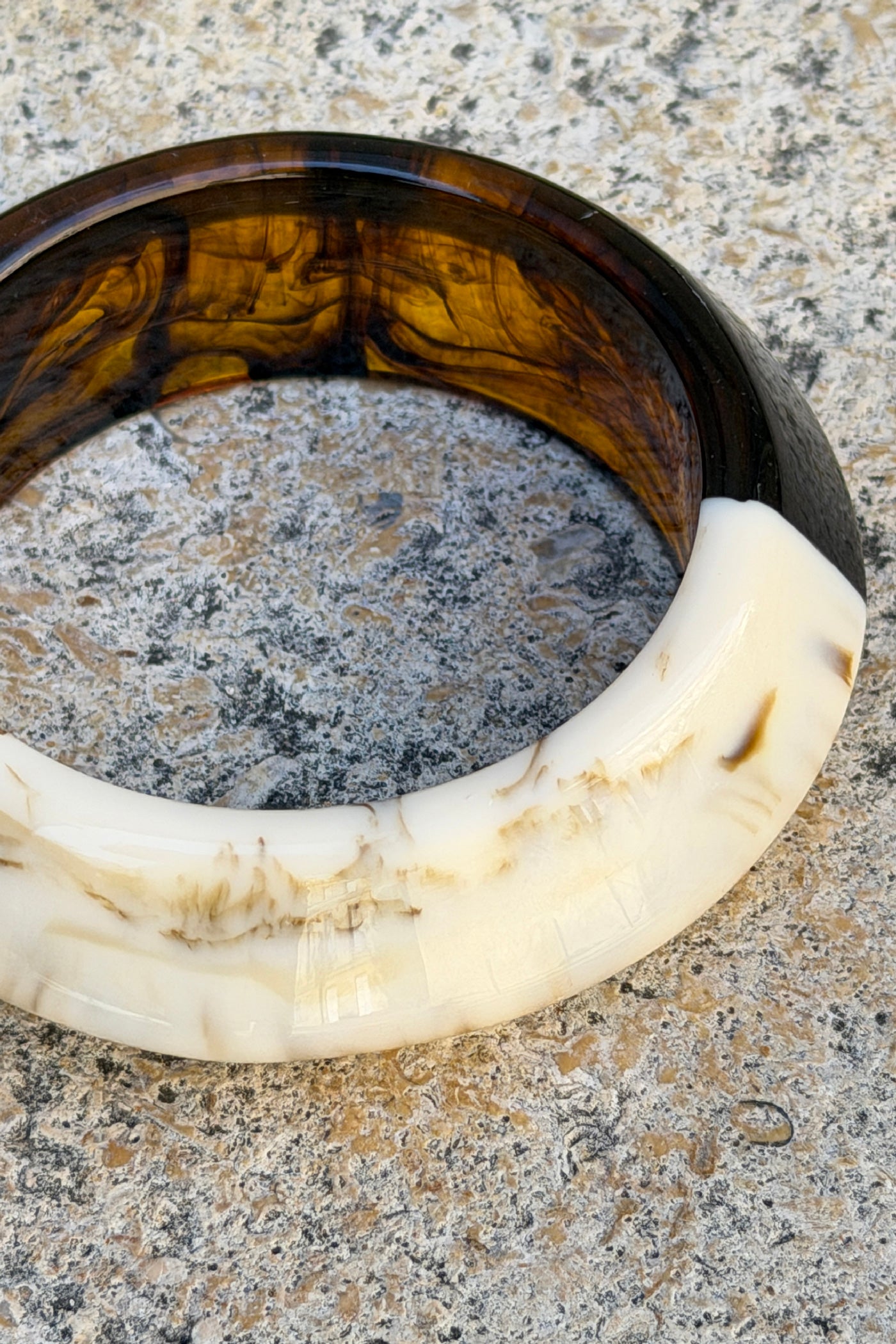 Jonc large bicolore écru et marron écaille ambre en résine effet marbré